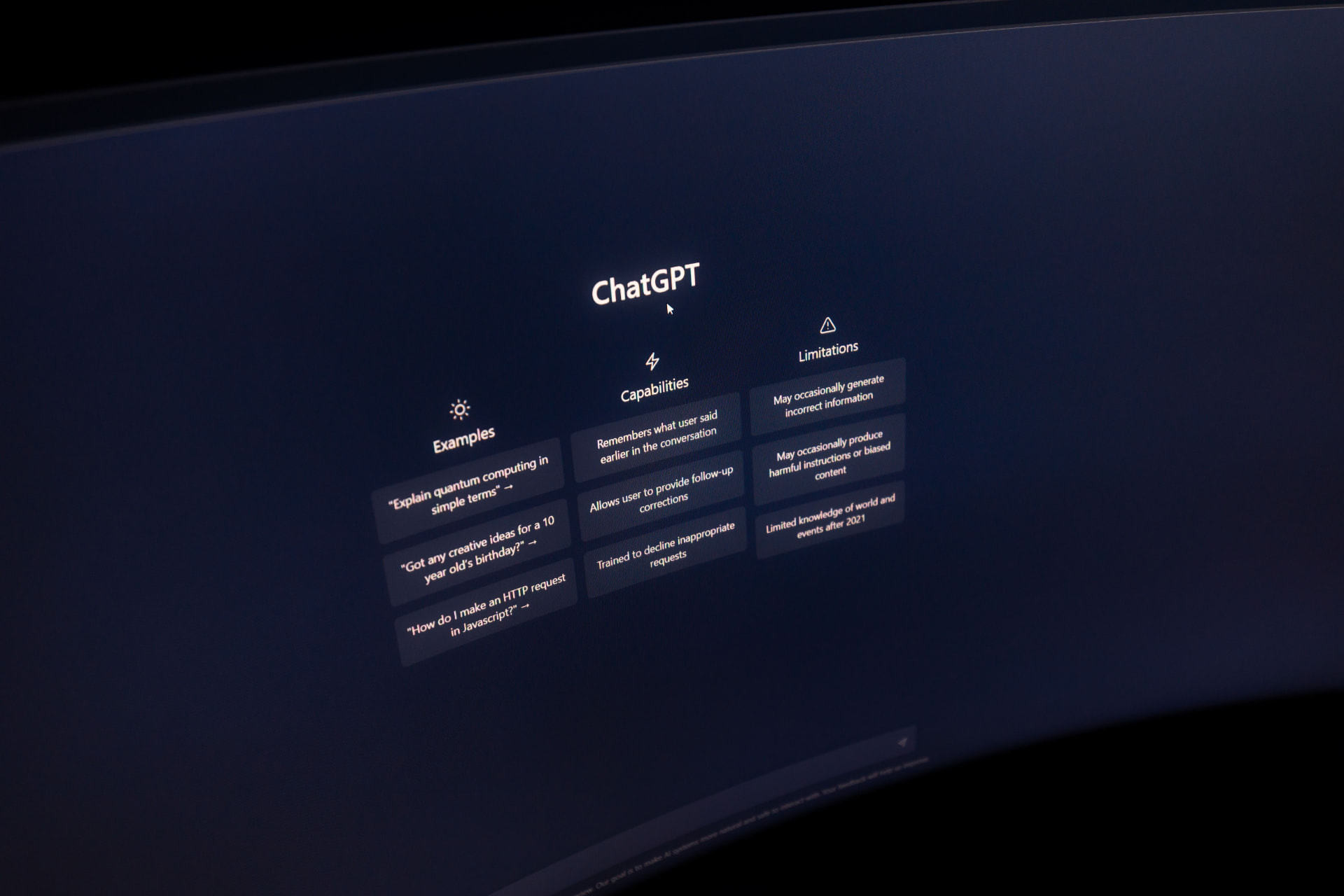 Bildschirm mit ChatGPT Startseite, darunter Limitations wie fehlerhafte Informationen und begrenztes Wissen